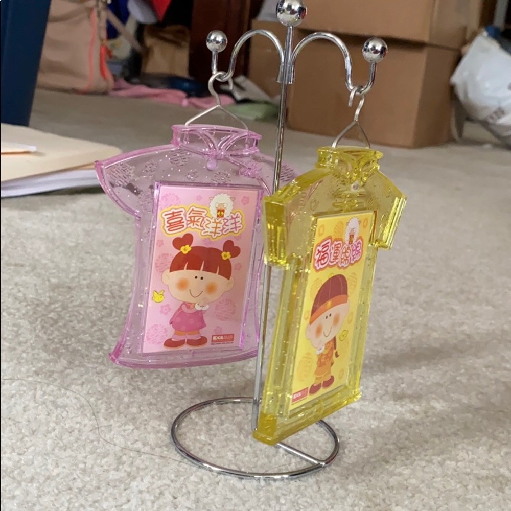 Hanging picture frames